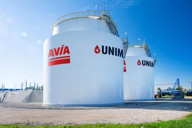 Cylindryczne zbiorniki magazynowe należące do firm AVIA i UNIMOT, przeznaczone do przechowywania paliw lub innych substancji ciekłych