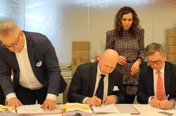Podpisanie umowy pomiędzy PKN Orlen S.A., Seen Technologie Sp. z o.o. oraz Atrem S.A.