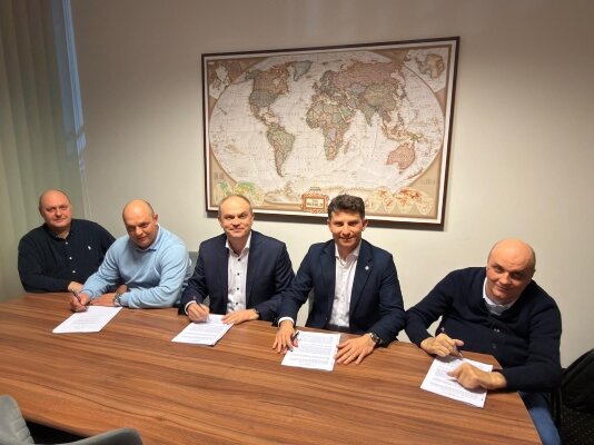Na zdjęciu od lewej: Jarosław Drejka - wspólnik Glob, Szymon Drejka - wspólnik Glob, Paweł Łapiński – wiceprezes zarządu Grupy Klepsydra
Marek Cichewicz – prezes zarządu Grupy Klepsydra Maciej Drejka – dotychczasowy prezes i wspólnik Glob.